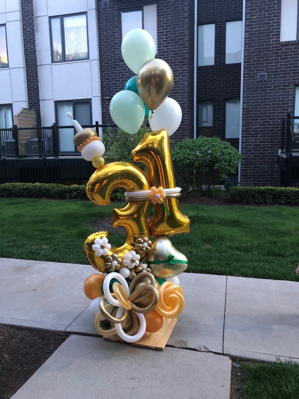 Balloons by Mina | Gord Vinson Ave, Courtice, ON L1E 2N7, Canada | Phone: (647) 927-8108
