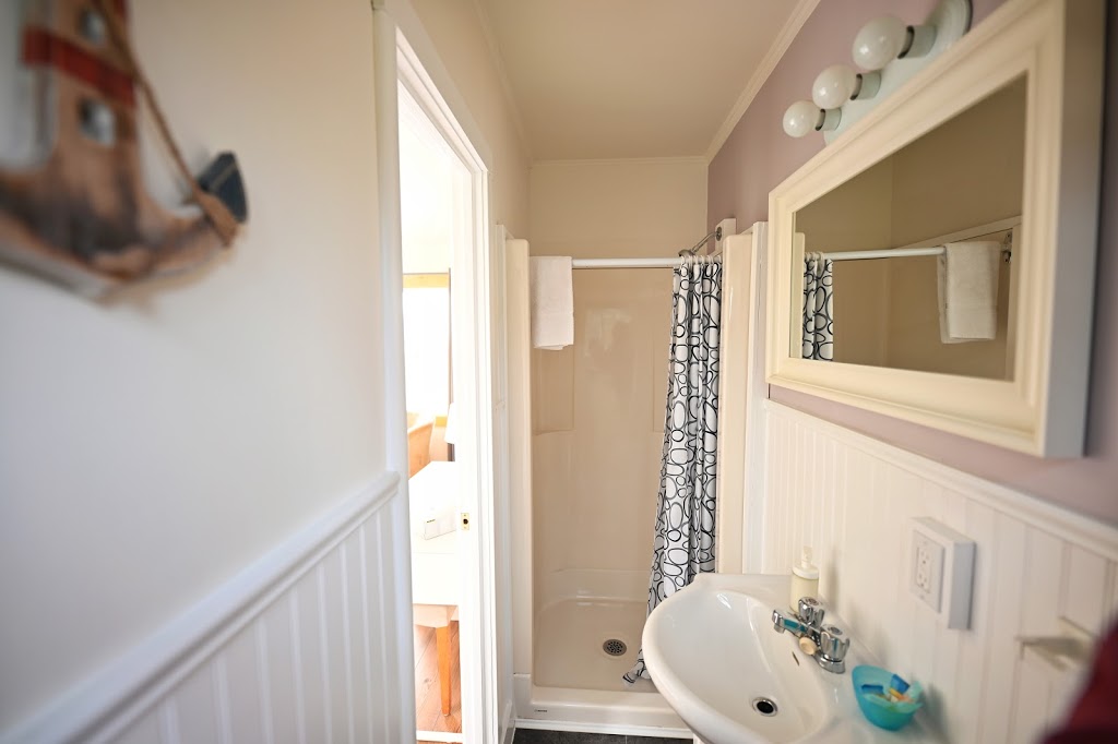 Atlantic View Motel and Cottages | 230 Masons Beach Rd, Lunenburg, NS B0J 2C0, Canada | Phone: (902) 634-4545