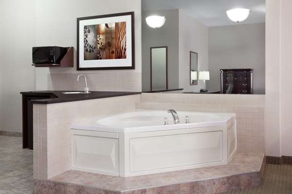 Ramada by Wyndham Weyburn | 1420 Sims Ave, Weyburn, SK S4H 3N9, Canada | Phone: (306) 842-4994