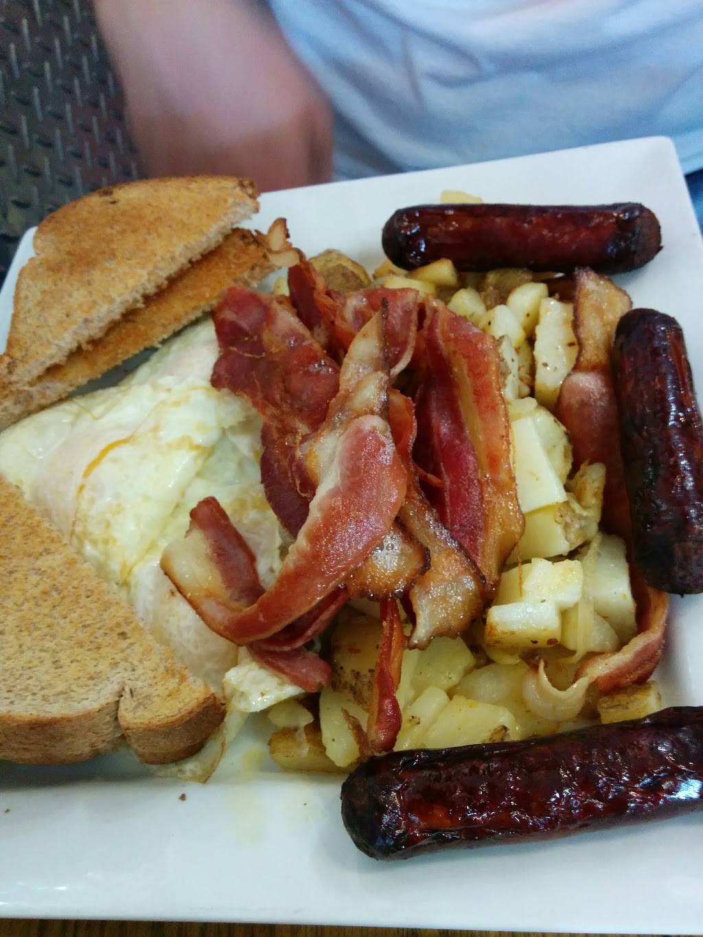 Lonnies On Market St | 42 Market St, Brantford, ON N3T 2K6, Canada | Phone: (519) 752-0011