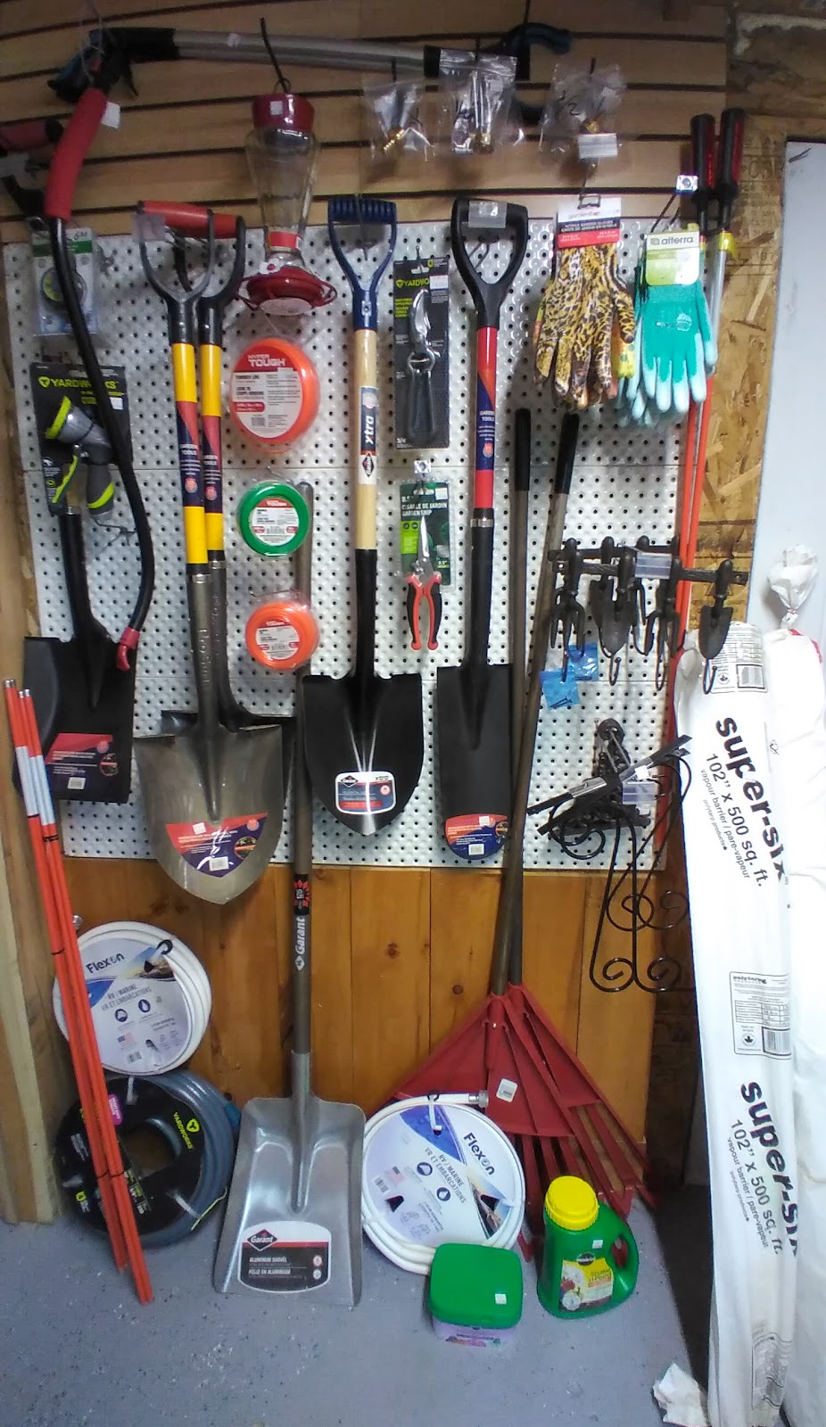quincailler | 103 Rue Principale, Parent, QC G0X 3P0, Canada | Phone: (819) 667-2666