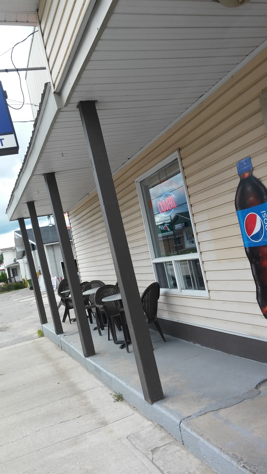 Restaurant De La Vallee | 117 Rue St Joseph, Lac-des-Écorces, QC J0W 1H0, Canada | Phone: (819) 585-3544