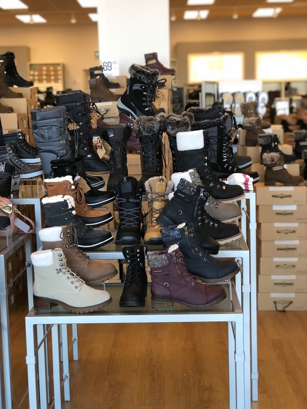 Chaussures Yellow | 877 Boulevard Firestone, Joliette, QC J6E 2W4, Canada | Phone: (450) 756-4940
