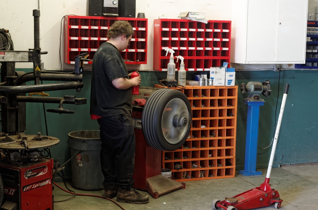 Johns Auto Service & Repair | 494 The Parkway, Peterborough, ON K9J 7L9, Canada | Phone: (705) 742-2277