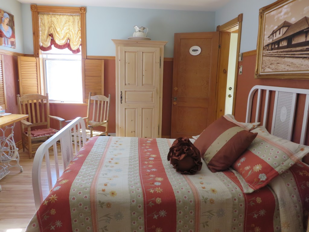 Auberge de la Gare | 1694 Chemin Pierre Péladeau, Sainte-Adèle, QC J8B 1C1, Canada | Phone: (450) 228-3140