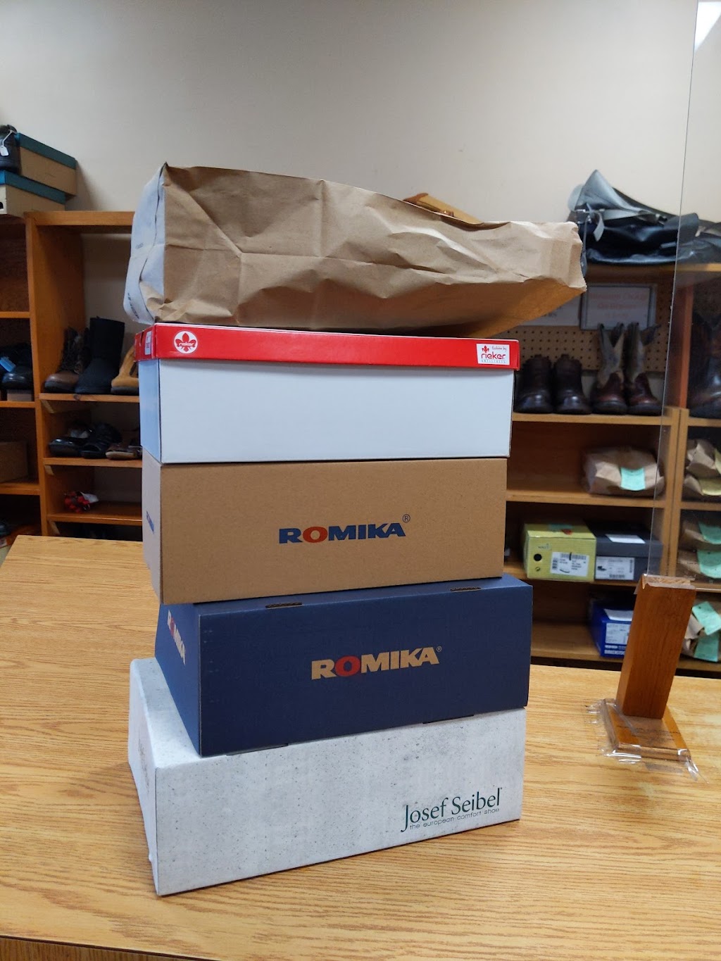Thanasis Shoe Store & Repair Co Ltd | 1681 Bath Rd, Kingston, ON K7M 4X2, Canada | Phone: (613) 389-5984