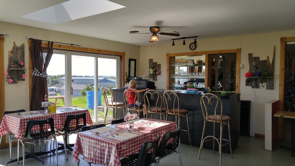 Restaurant Lorrizon | 325 Route De LEglise, Saint-Claude, QC J0B 2N0, Canada | Phone: (819) 845-2332