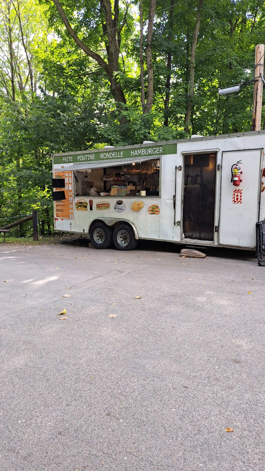 cantine Patate a cat | 165 Rue Plessis, Massueville, QC J0G 1K0, Canada | Phone: (450) 822-3241