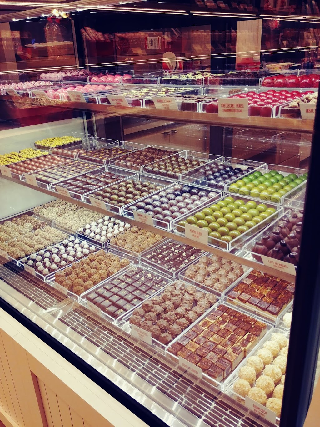 Chocolats Favoris | 16956 route Transcanadienne #1, Kirkland, QC H9H 0C5, Canada | Phone: (514) 693-5050