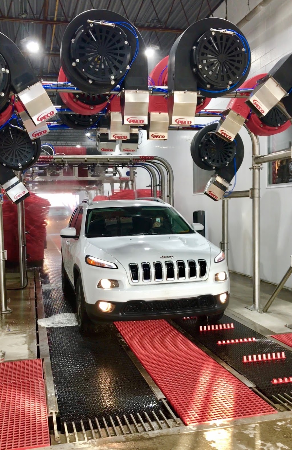 Lave Auto Expresseau | 620 Rue Cormier, Drummondville, QC J2C 5C4, Canada | Phone: (819) 461-6100