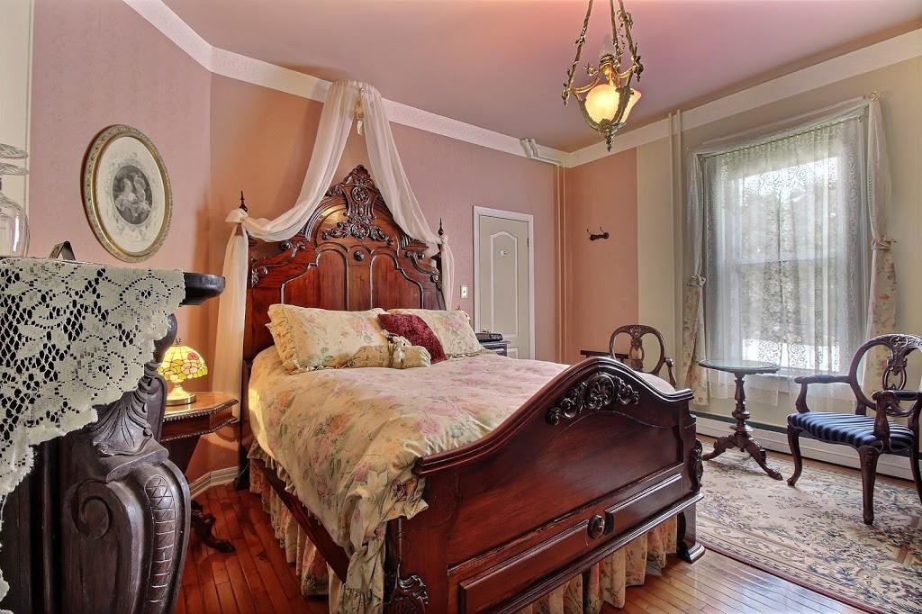Au Cafe Creme & Spa | 235 Rue des Pins, Magog, QC J1X 2H8, Canada | Phone: (877) 631-7222