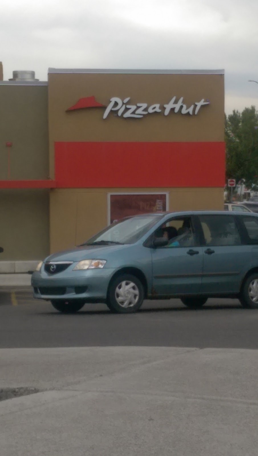 Pizza Hut | 10233 Elbow Dr SW, Calgary, AB T2W 1E6, Canada | Phone: (403) 310-1010