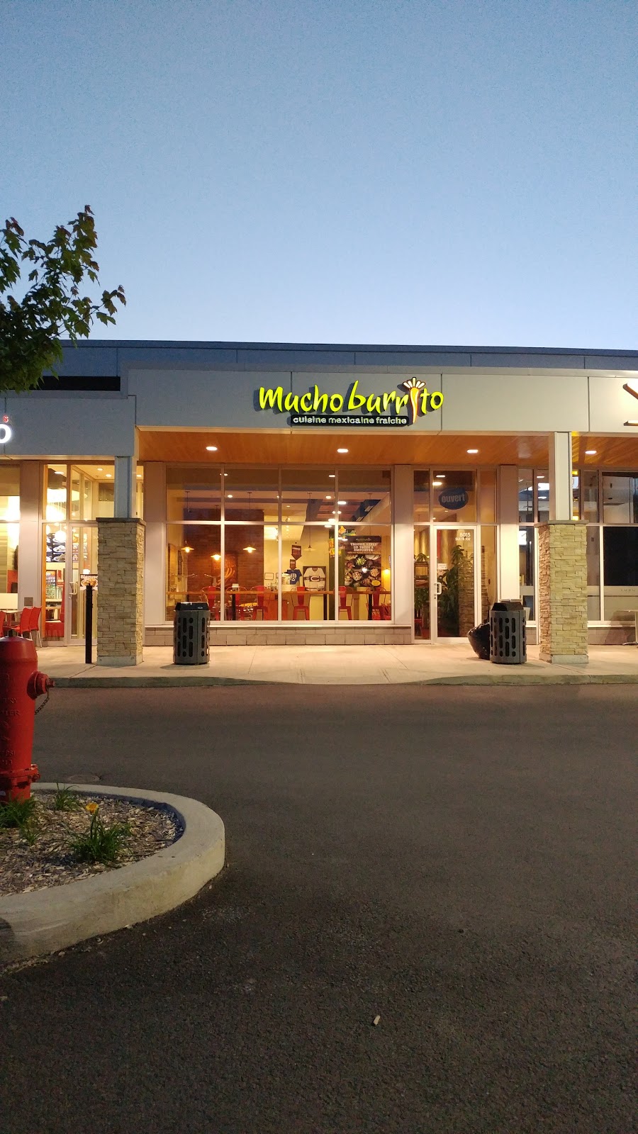 Mucho Burrito Fresh Mexican Grill | 8015 Du, Boulevard du Quartier #102, Brossard, QC J4Y 0N6, Canada | Phone: (450) 443-9888