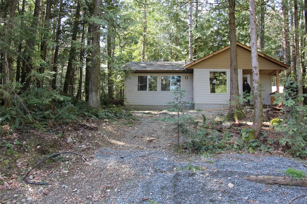 Happy Tails Dog Daycare | 2285 Sylvester Rd RR 2, Shawnigan Lake, BC V0R 2W2, Canada | Phone: (250) 743-9897