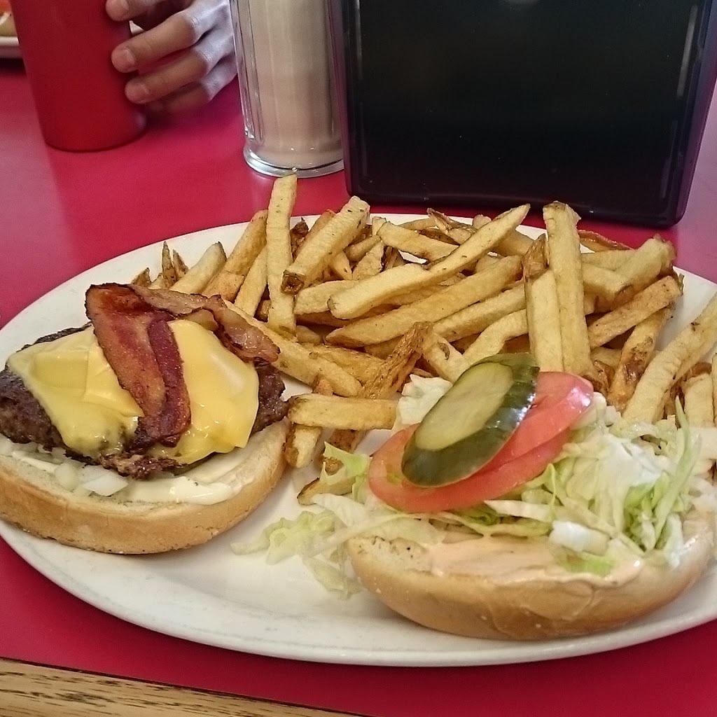 Mountain Burger House | 38198 Cleveland Ave, Squamish, BC V8B 0B4, Canada | Phone: (604) 892-5544
