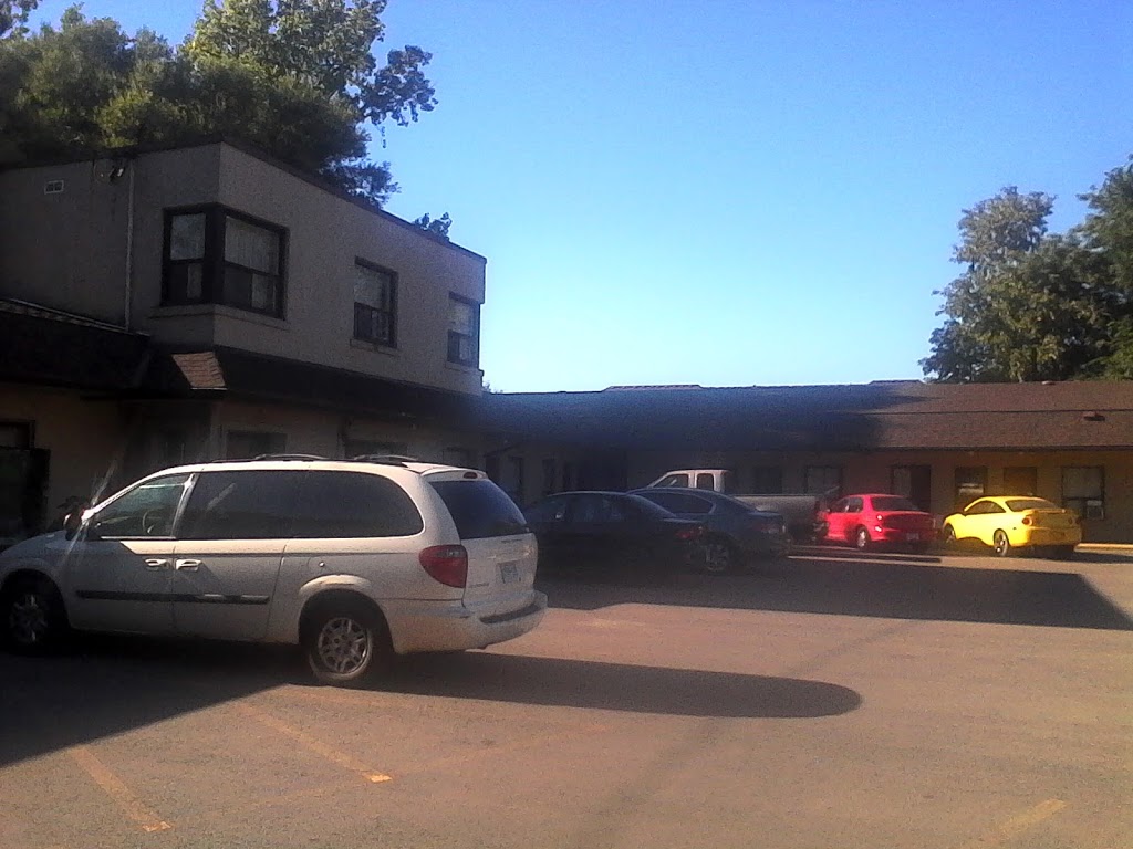 Beach Motor Inn Motel | 400 Beach Blvd, Hamilton, ON L8H 6W7, Canada | Phone: (905) 547-8906