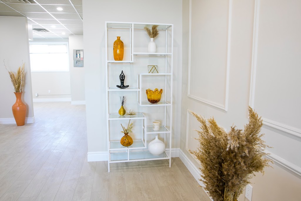 The Lindsay Lounge | 68 McLaughlin Rd unit 5, Lindsay, ON K9V 6B5, Canada | Phone: (705) 701-9664