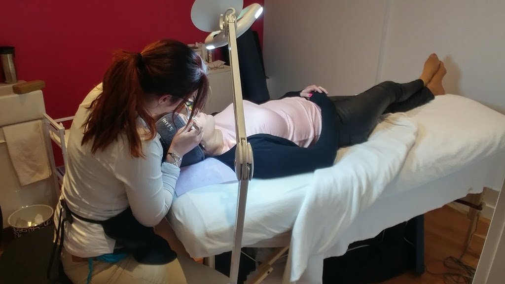 Aux petits soins, onglerie et esthétique | 69 Boulevard de lAnge-Gardien, LAssomption, QC J5W 1M2, Canada | Phone: (450) 657-7461