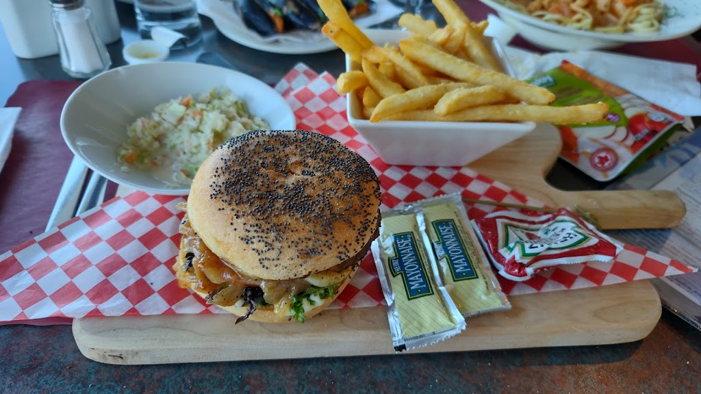Restaurant sur Mer | 103 Rue du Quai, Saint-Siméon, QC G0T 1X0, Canada | Phone: (418) 638-2674