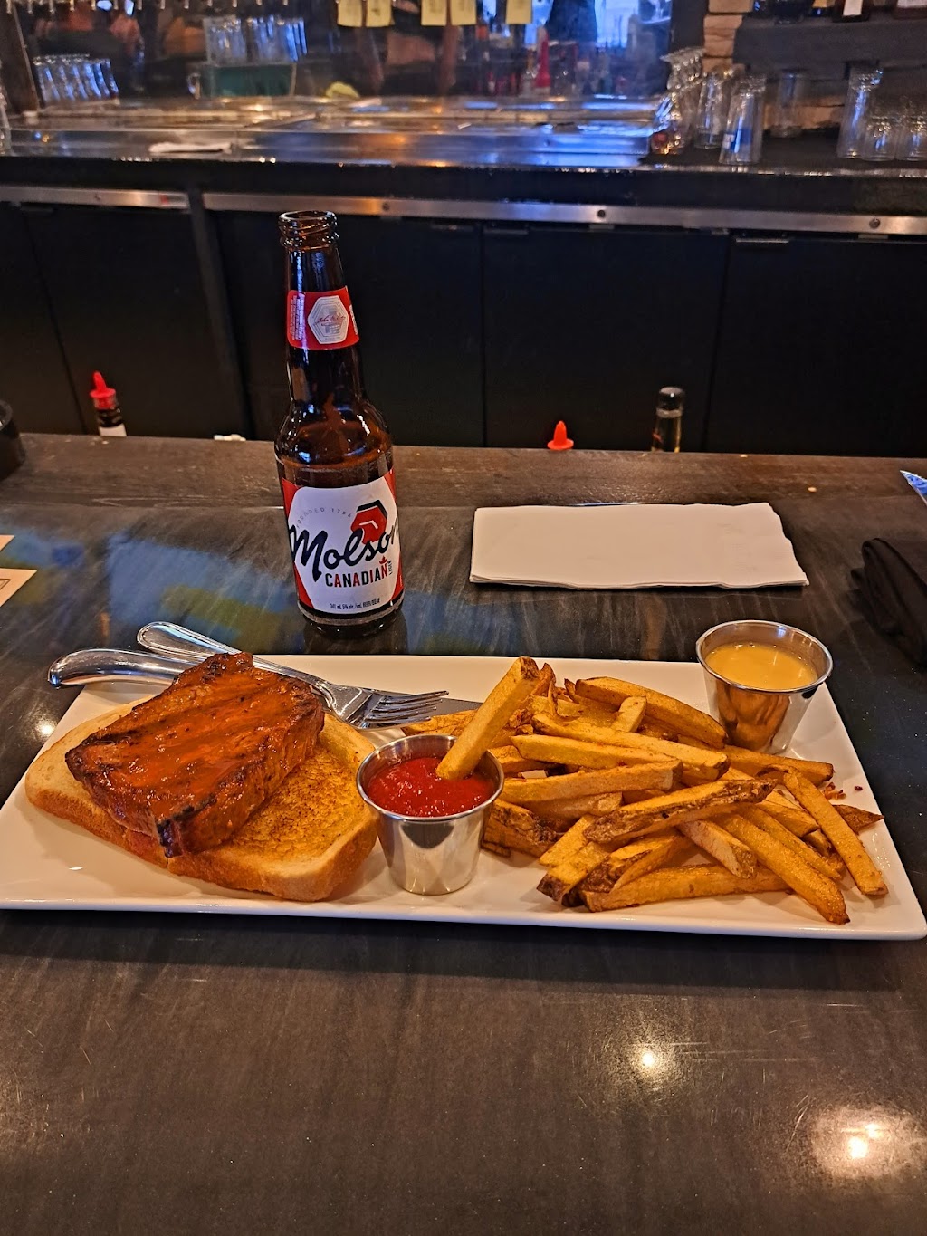 Public House Social & Eatery | 3715 47 Ave, Sylvan Lake, AB T4S 0C8, Canada | Phone: (403) 864-5694