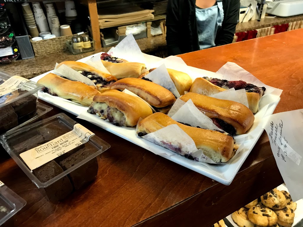 Boulangerie Bouchard | 1648 Chemin des Coudriers, LIsle-aux-Coudres, QC G0A 1X0, Canada | Phone: (418) 438-2454