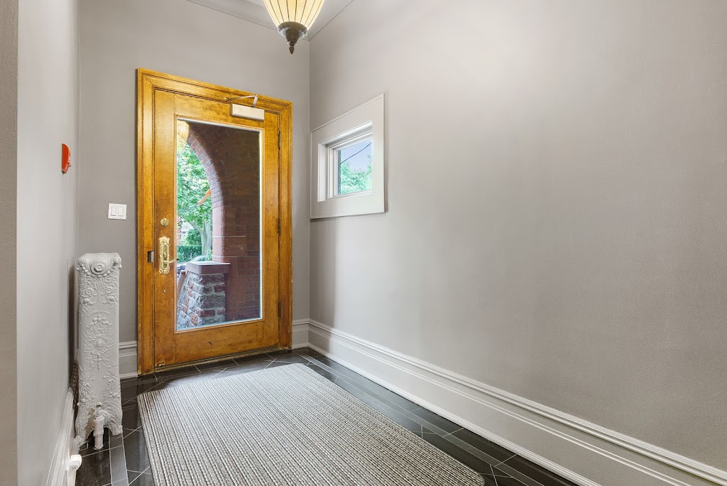 Realtor Betty Yong - REMAX WEST | 141 King Rd Unit 11, Richmond Hill, ON L4E 3L7, Canada | Phone: (416) 918-3434