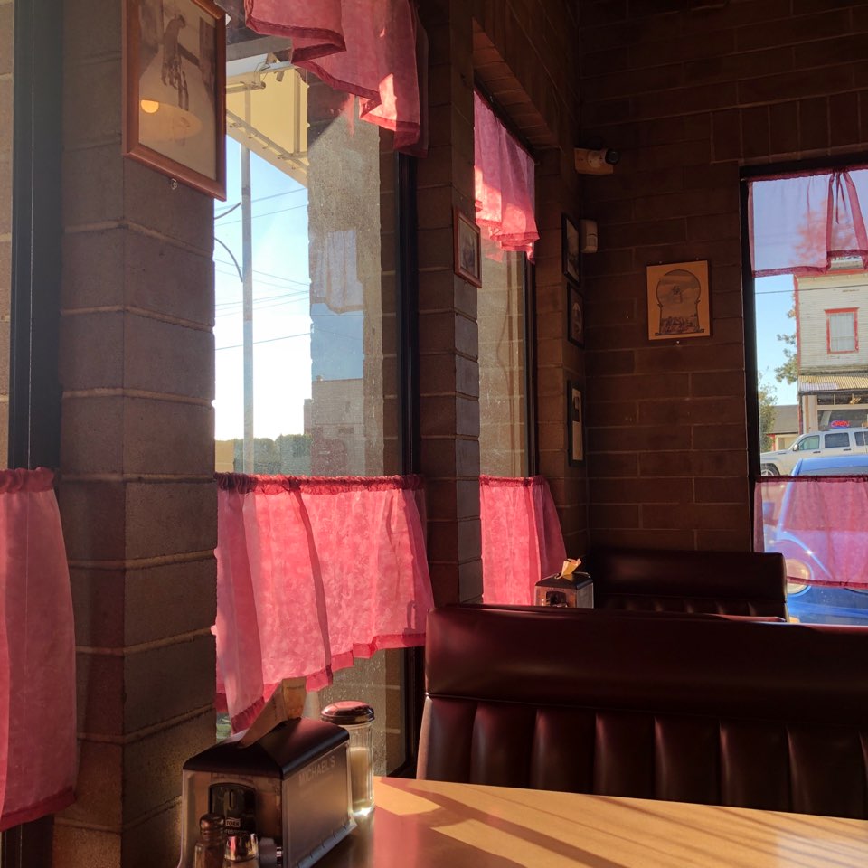 Michaels Family Restaurant | 37165 Lougheed Hwy, Deroche, BC V0M 1G0, Canada | Phone: (604) 820-2399