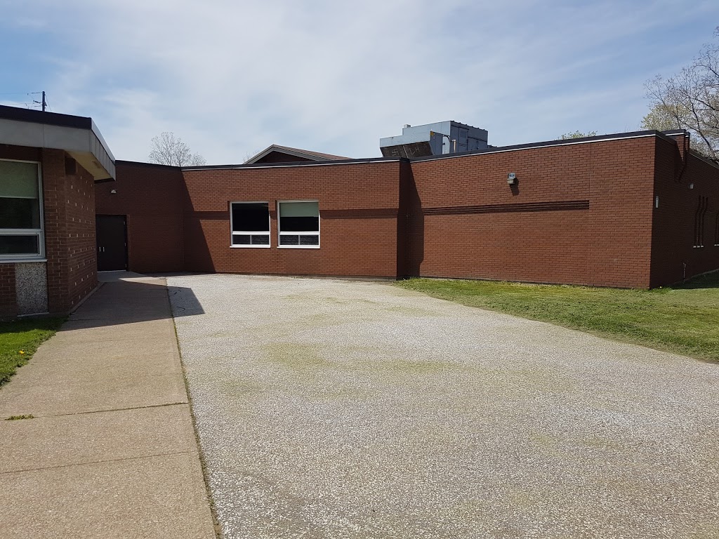 École élémentaire Louise-Charron | 2520 Cabana Rd W, Windsor, ON N9G 1E5, Canada | Phone: (226) 315-1878