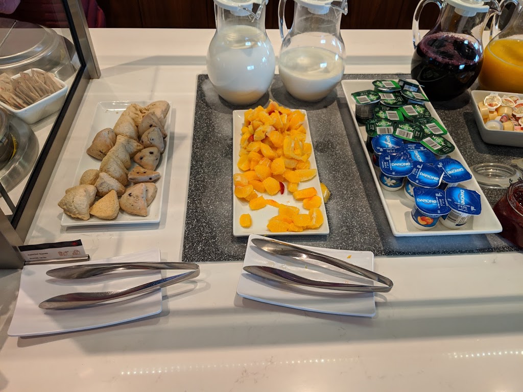 Maple Leaf Lounge Aur Canada International Departure | Sea Island, Richmond, BC V7B 0A4, Canada
