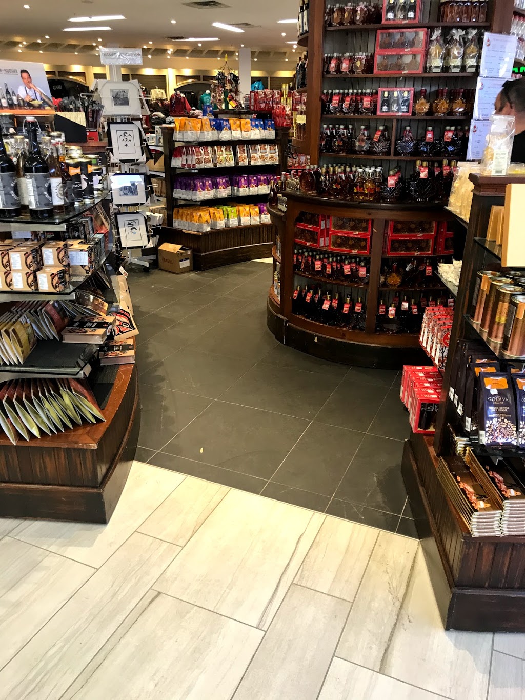 IGL Duty Free | 350, Autoroute 15, Saint-Bernard-de-Lacolle, QC J0J 1V0, Canada | Phone: (450) 246-2000