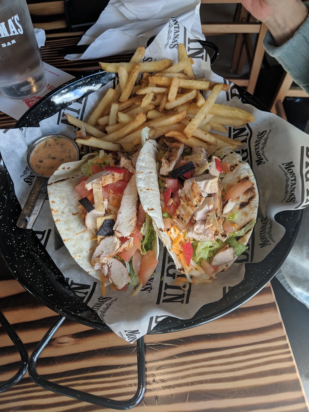 Montanas | 2745 Main St SW, Airdrie, AB T4B 2V7, Canada | Phone: (403) 768-0442