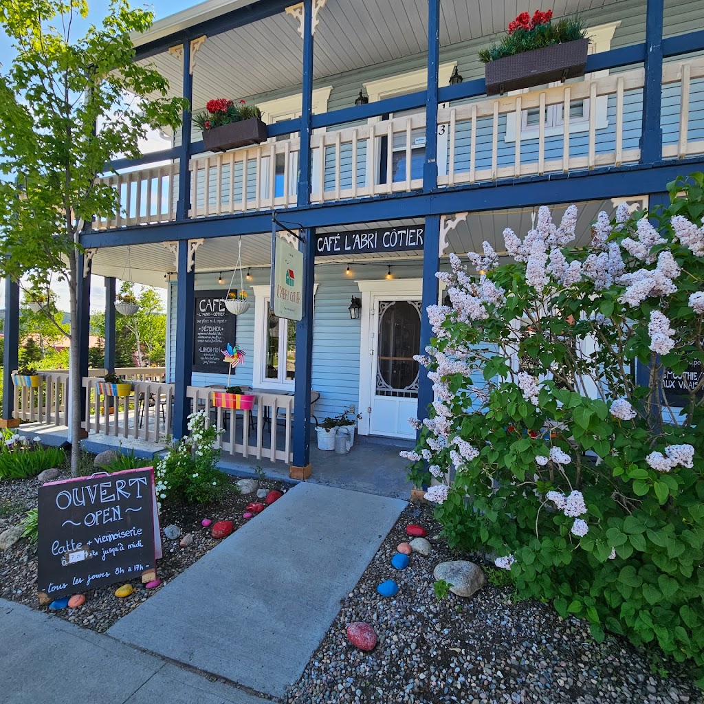Café lAbri Côtier | 171 Rue du Bord de lEau, Tadoussac, QC G0T 2A0, Canada | Phone: (581) 327-1001
