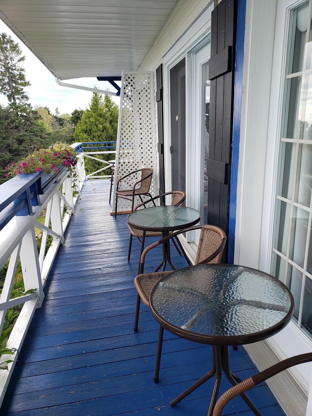 Auberge Fleurs De Lune | 301 Rue St Raphaël, La Malbaie, QC G5A 2N6, Canada | Phone: (418) 665-1090