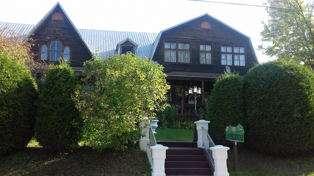 Gîte La Vieille École | 704 4e Av, Grandes-Piles, QC G0X 1H0, Canada | Phone: (819) 538-1211