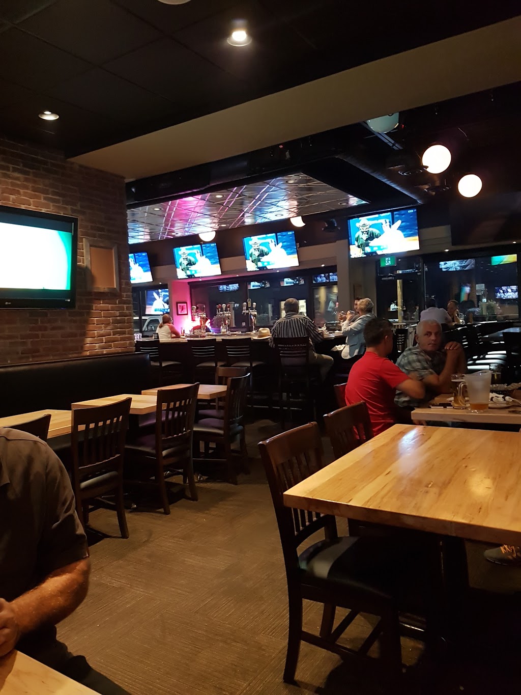 Freds Bar & Grill | 636 Bloor St, Mississauga, ON L5A 1Z8, Canada | Phone: (905) 279-0097