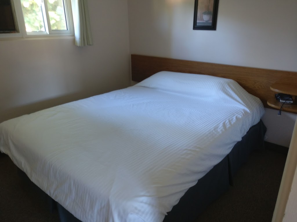 Paradise Motel | 517 Main St, Sicamous, BC V0E 2V0, Canada | Phone: (250) 836-2525