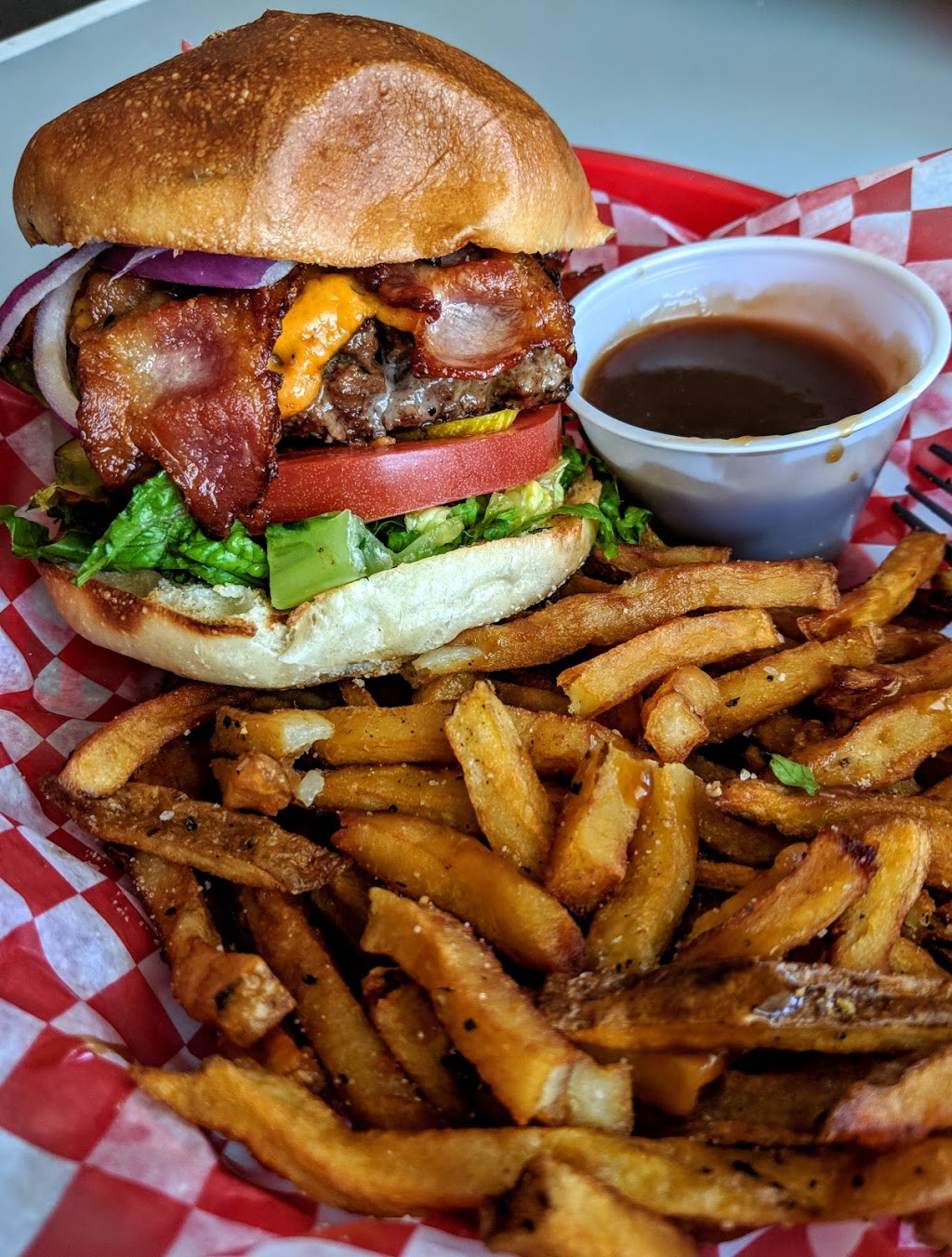 Maple Diner and Smokehouse | 670A River Rd W, Wasaga Beach, ON L9Z 2P1, Canada | Phone: (705) 352-5100
