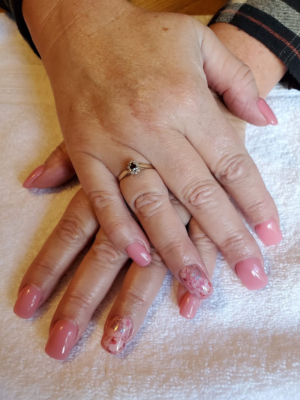 KW Nails&Esthetics | 1495 Bonniebrook Heights Rd, Gibsons, BC V0N 1V5, Canada | Phone: (604) 989-5776