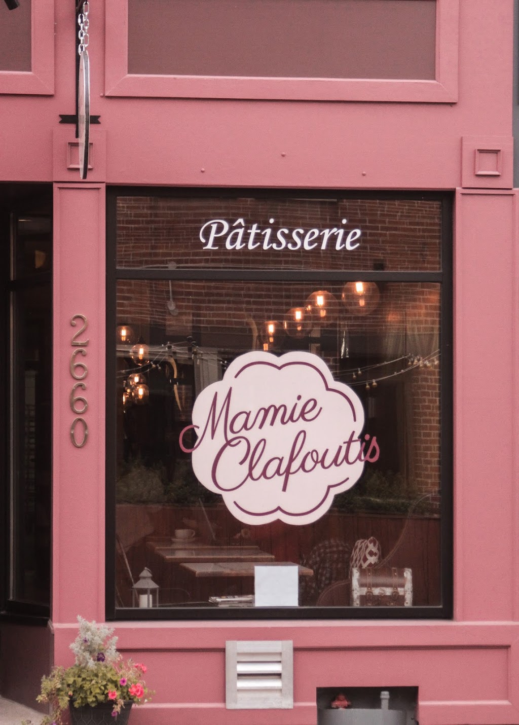 Mamie Clafoutis Notre-Dame | 2660 R. Notre Dame O, Montréal, QC H3J 1N7, Canada | Phone: (514) 303-1511