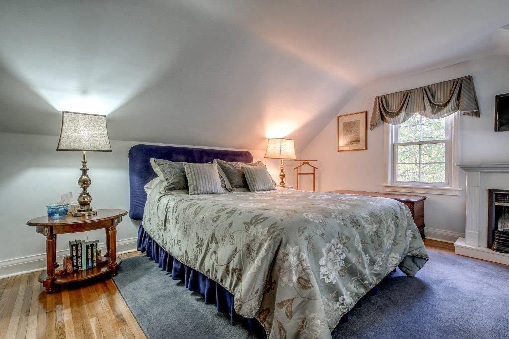 Dover House Bed and Breakfast | 17 Morgan St, Port Dover, ON N0A 1N0, Canada | Phone: (519) 583-3654