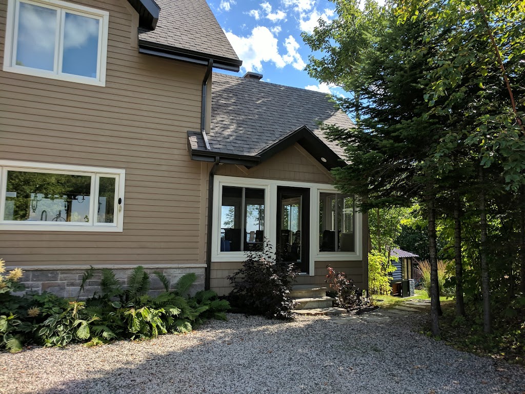 Chalet lAmaryllis | 6 Chem. du Plateau, Petite-Rivière-Saint-François, QC G0A 2L0, Canada | Phone: (450) 647-4297