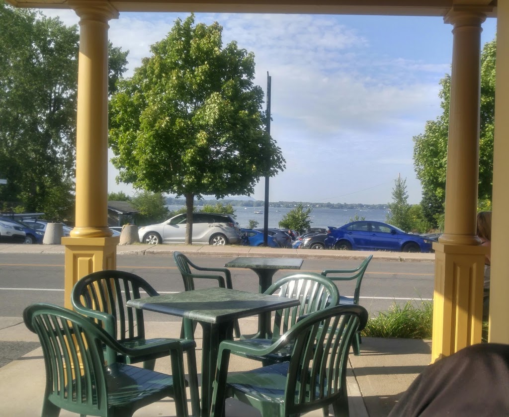 Bar Mon Repos | 1860 Av. Bourgogne, Chambly, QC J3L 1Z3, Canada | Phone: (450) 658-2262