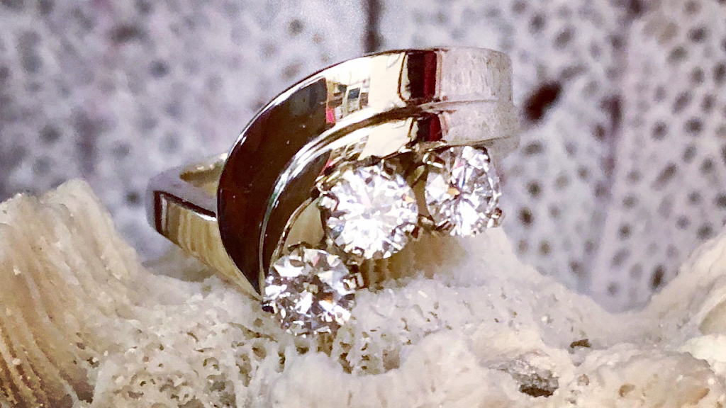 R G Huxley Jewellers Ltd | 240 Richmond St, London, ON N6B 2H6, Canada | Phone: (519) 679-8427