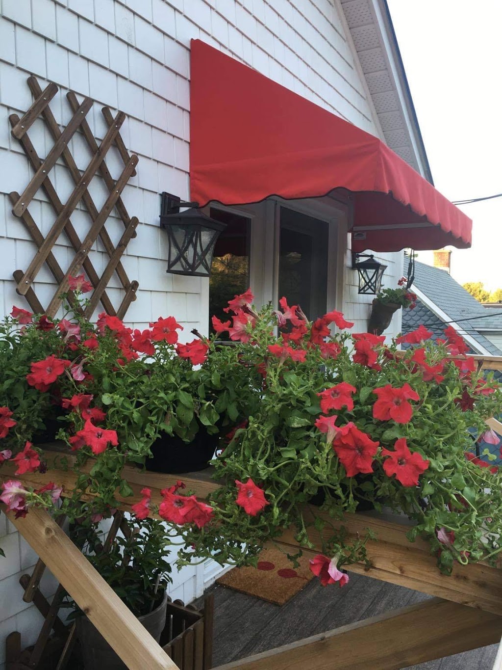 Aux Auvents Rouges | 479 Rue Notre Dame, Montebello, QC J0V 1L0, Canada | Phone: (514) 234-5444