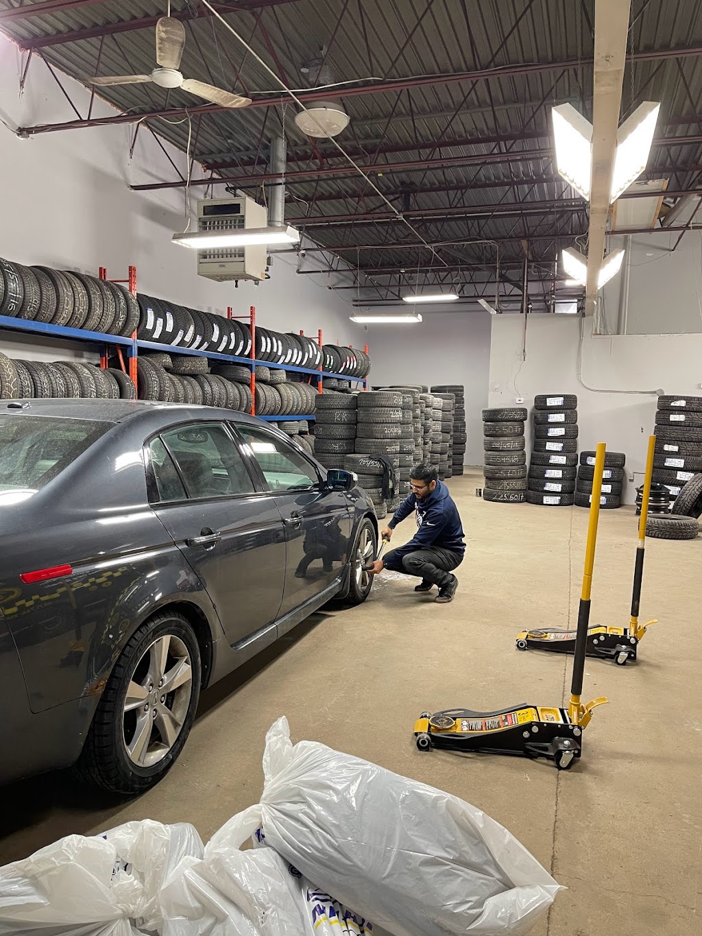 Tire Hut | 197 Bloor St E unit 2, Oshawa, ON L1H 3M3, Canada | Phone: (289) 675-3399