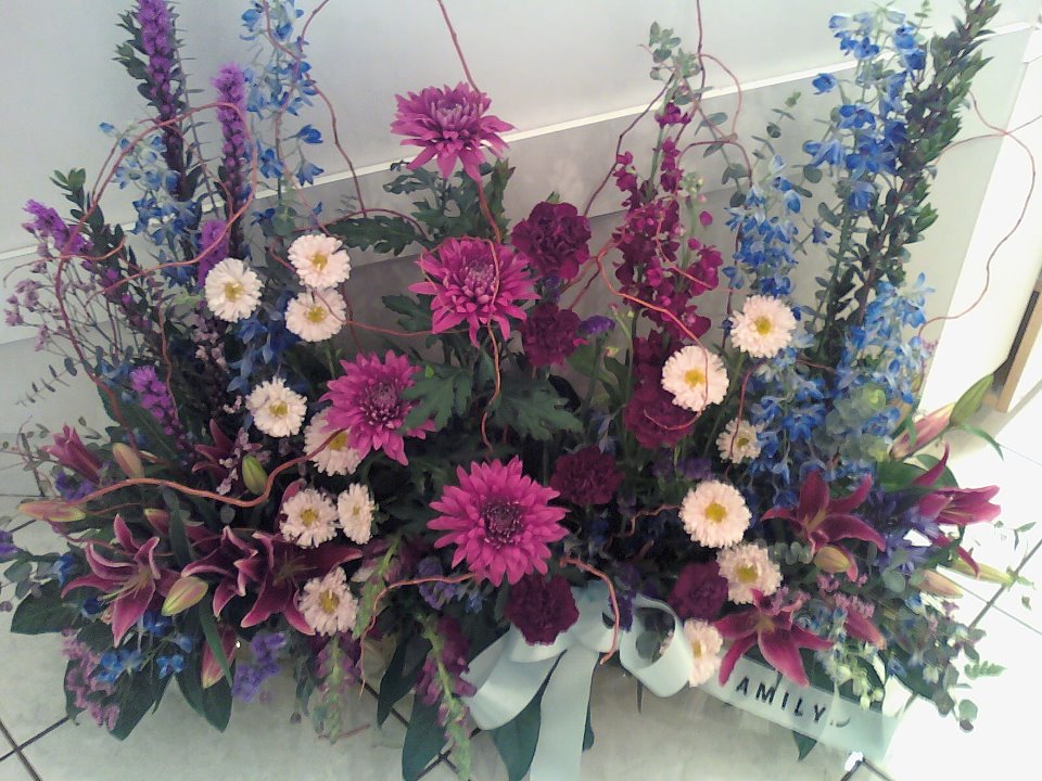 A Touch Of Petals | 2000 Airport Rd NE, Calgary, AB T2E 6W5, Canada | Phone: (403) 777-1888