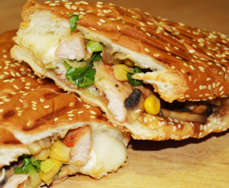 Le Taouk | 50 Rue de la Gabelle #520, Varennes, QC J3X 2J4, Canada | Phone: (450) 985-0999