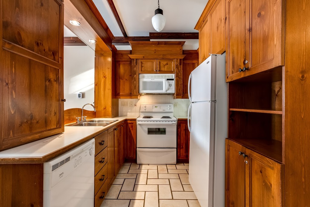 Le Manoir - Condos Mont-Tremblant | 110-7 Chemin des Quatres Sommets, Mont-Tremblant, QC J8E 1C6, Canada | Phone: (877) 287-0036
