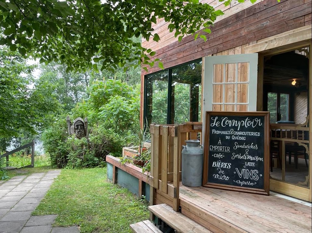 Buvette et Emplettes Auberge St Mathieu | 2081 Chem. Principal, Saint-Mathieu-du-Parc, QC G0X 1N0, Canada | Phone: (819) 532-3397