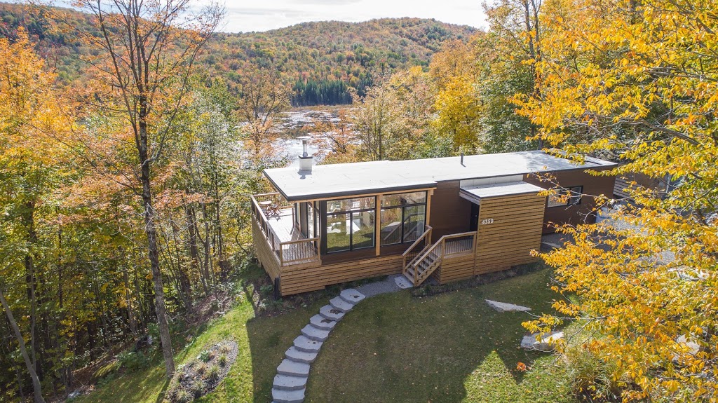 Chic Chalet | 4350 Rue De lHéritage, Sainte-Adèle, QC J8B 2H9, Canada | Phone: (450) 312-0160